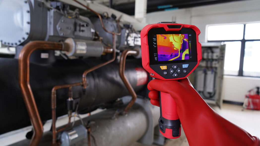 Kỹ sư sử dụng UTi740H+ chụp ảnh đường ống